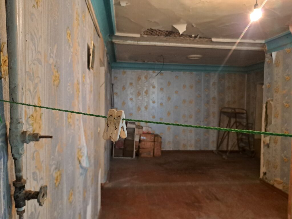 Ev satilir qaz, isiq,su daimidi . 2 mertebeli bina evinin birinci