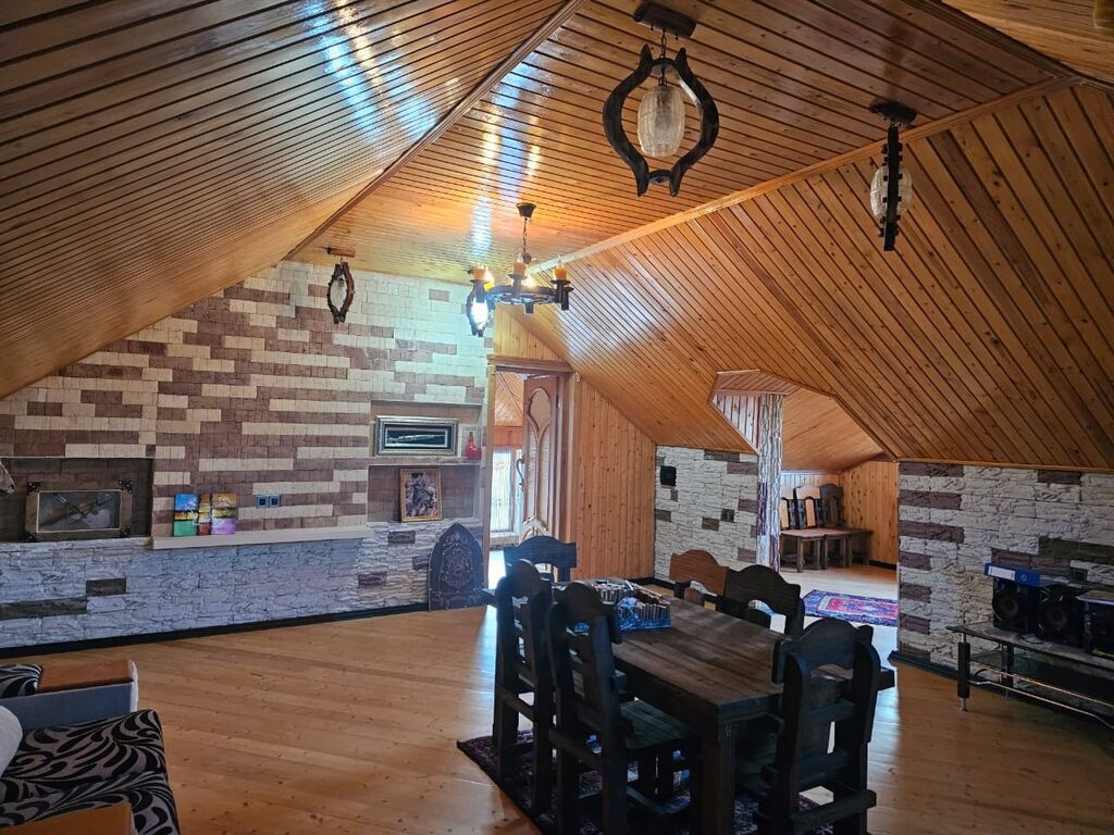 2 mərtəbəli fərdi yaşayış evi - Ümumi: daş divarlı, künc sahəli həyət