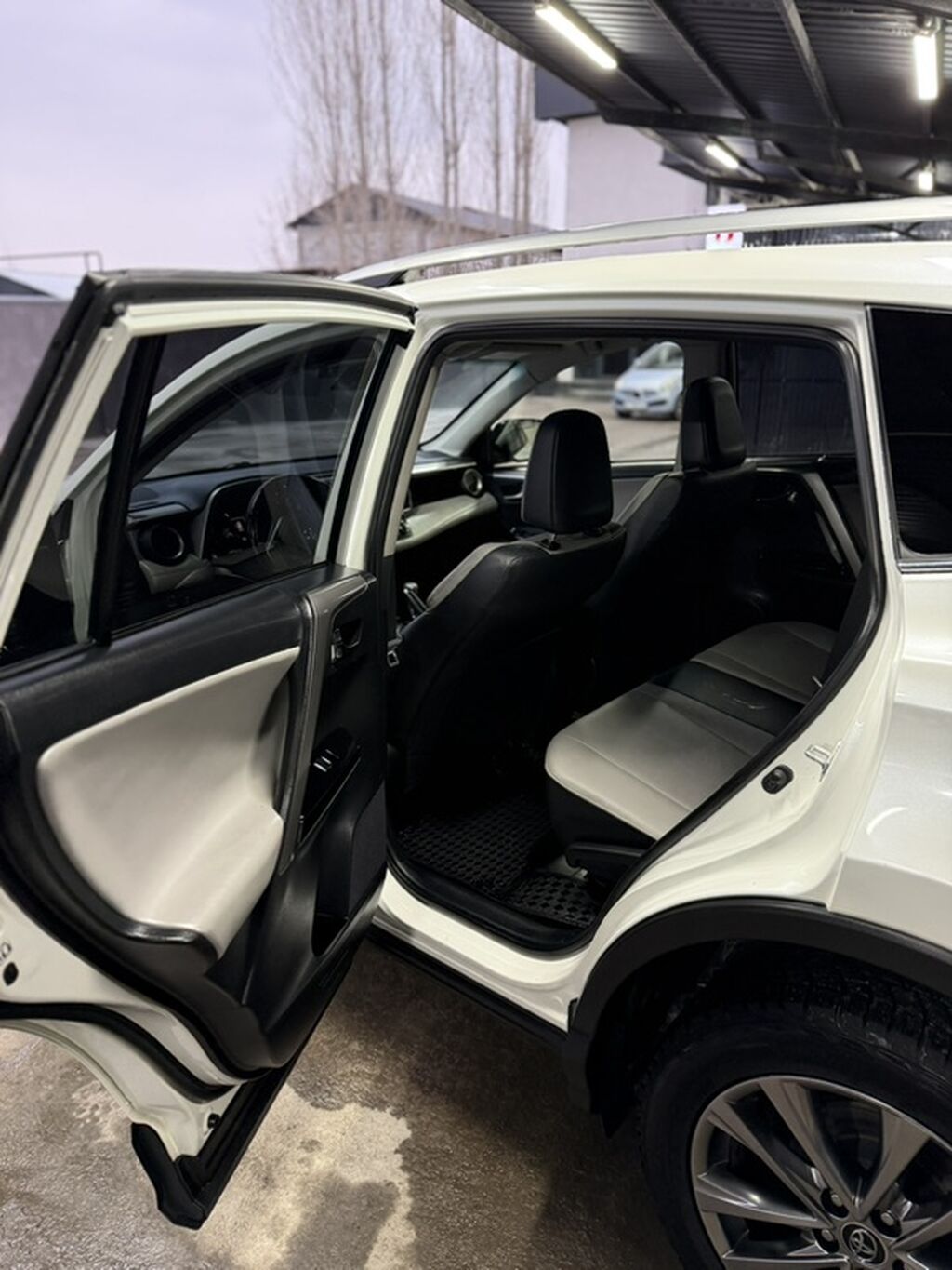Toyota RAV4: 2018 г., 2.5 л, Автомат, Бензин, Кроссовер: фото 5