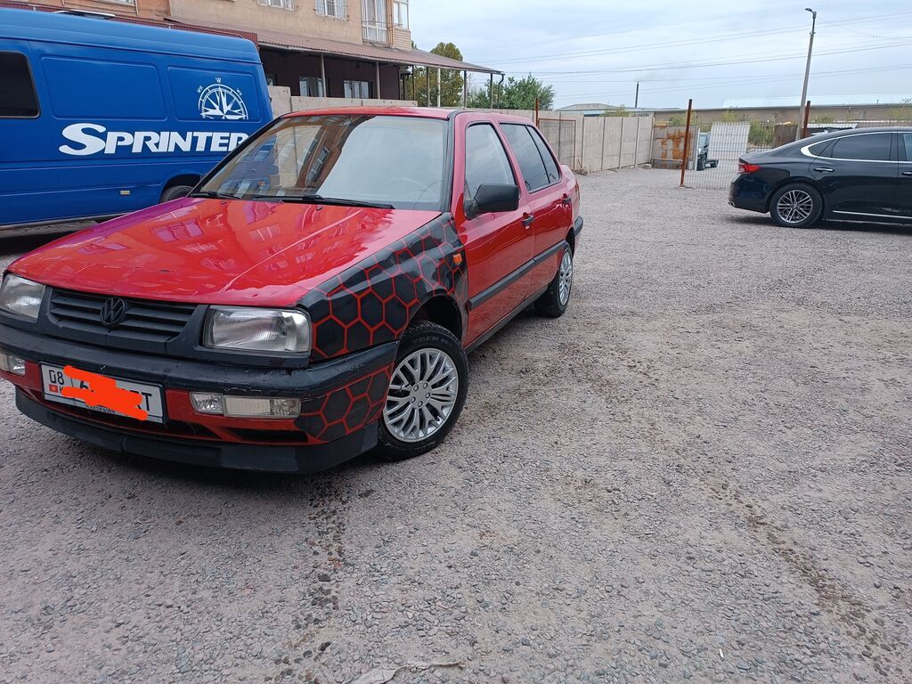 Volkswagen Vento: 1993 г., 1.8 л, Механика, Бензин, Седан: фото 2