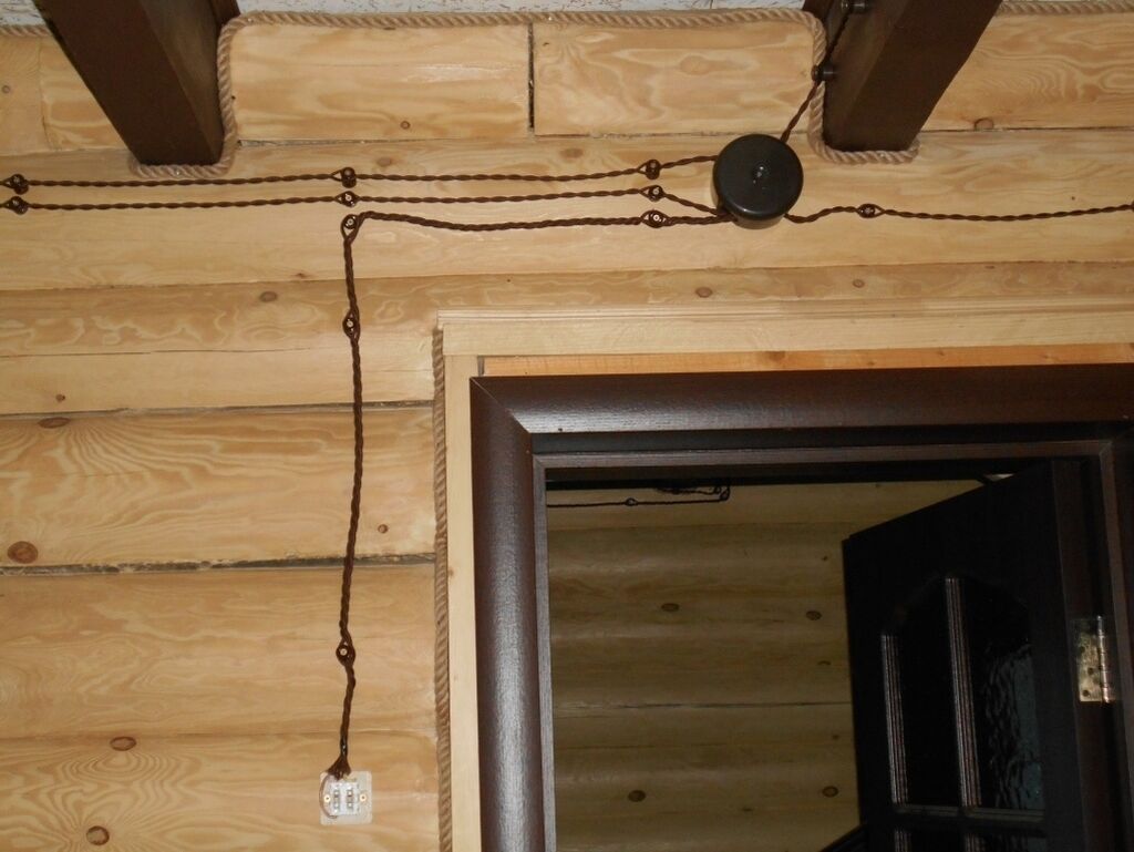 Новая электропроводка. Прокладка провода в деревянном доме. Электрика в деревянном доме. Электропроводка в деревянном доме. Электрика в бревенчатом доме.