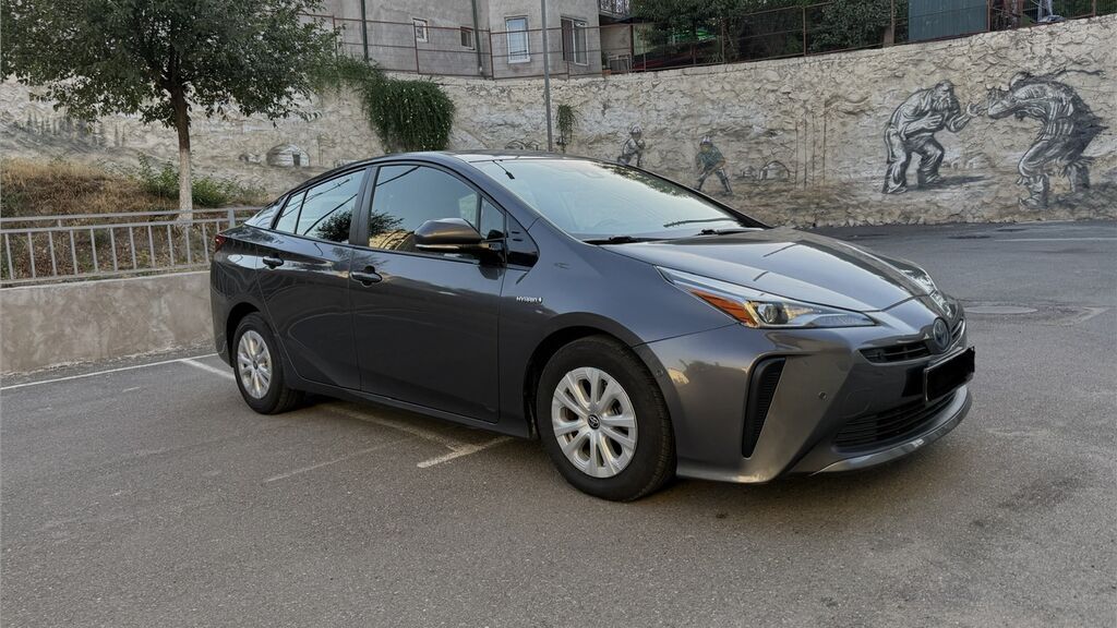 Toyota Prius: 2019 г., 1.8 л, Вариатор, Гибрид, Лифтбек — фото 2