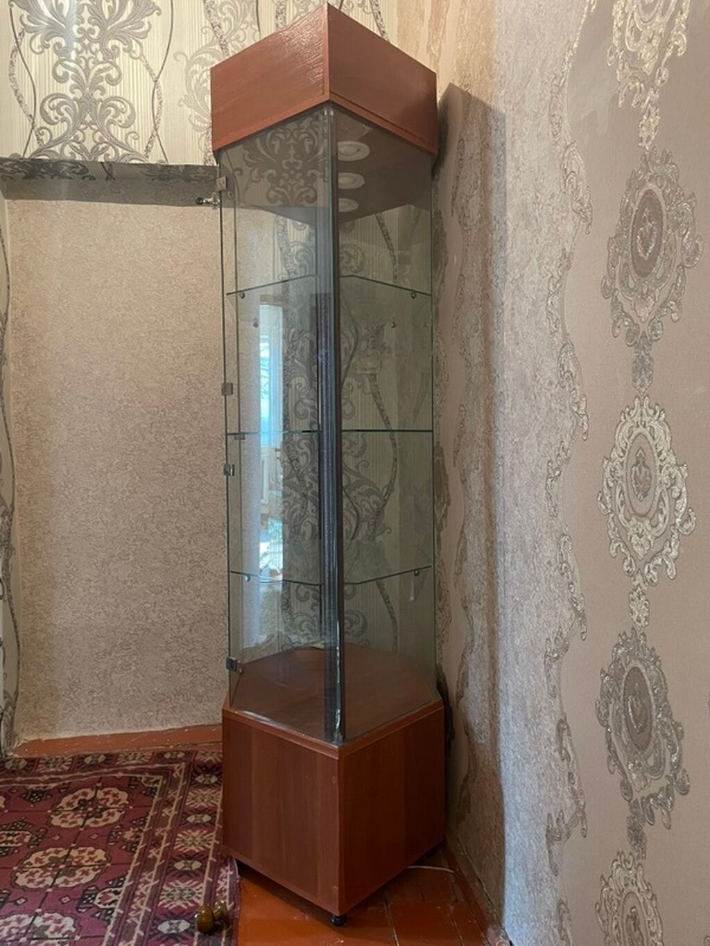 Угловая стеклянная витрина с подсветкой. - Конструкция: шестигранная: фото 3