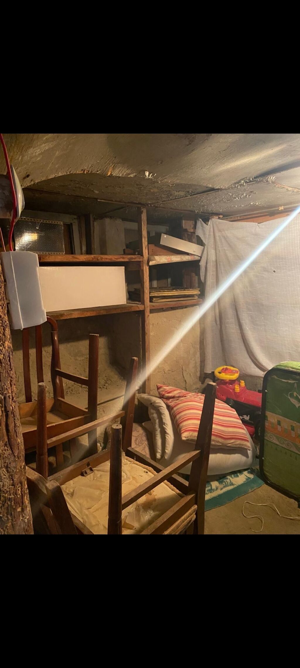 Salam elimler xalq bankın arxasida 12kv hündürlüyü 2 metr olan padval