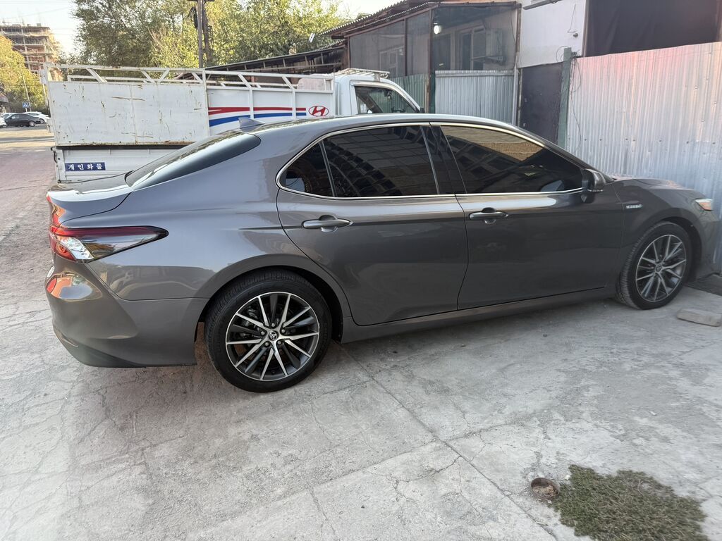 Toyota Camry: 2021 г., 2.5 л, Вариатор, Гибрид, Седан: фото 2