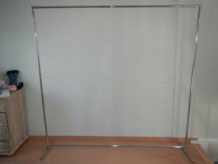 Подставка для баннера из пластиковых труб. Каркас для баннера. Стойки для фотозоны. Как сделать каркас для фотозоны. Каркас для фотозоны.