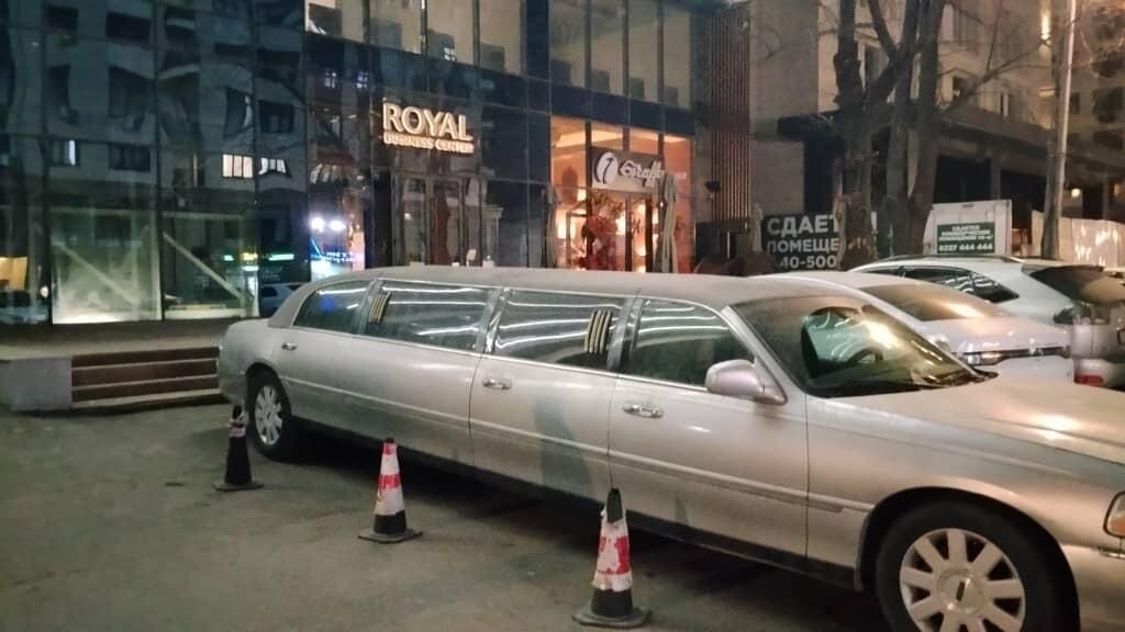 Лимузин Lincoln Town Car Stretch, серебристый цвет. Ключевые: фото 4