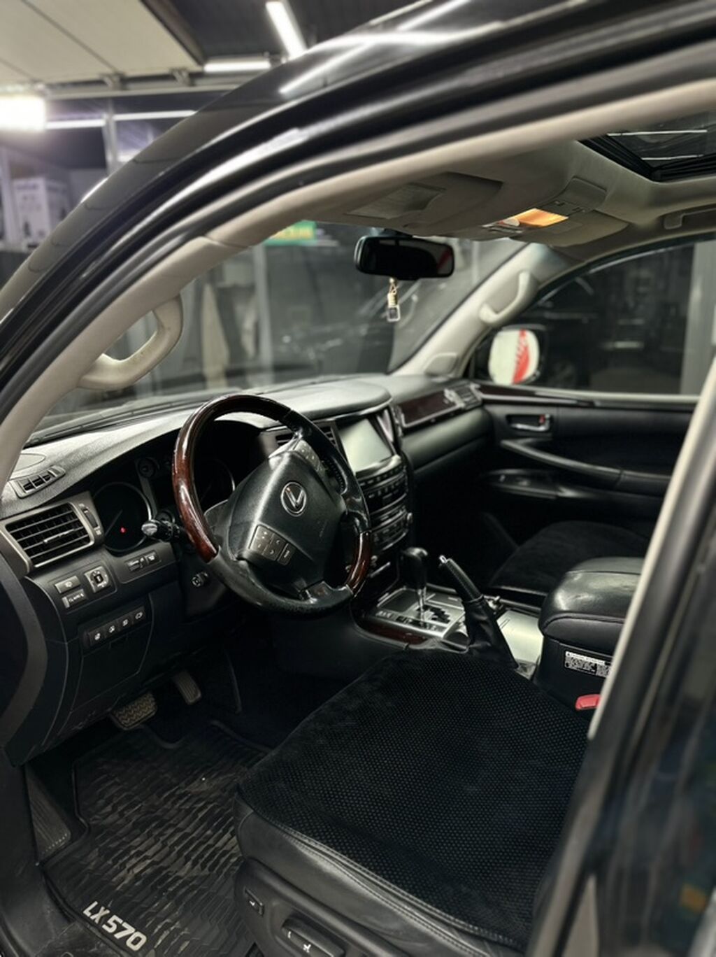 Lexus LX: 2010 г., 5.7 л, Автомат, Бензин, Внедорожник: фото 2