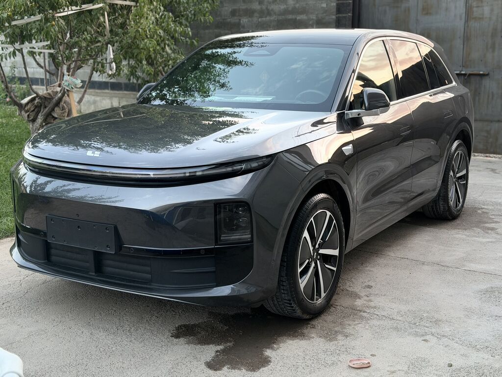 Lixiang L6: 2024 г., 1.5 л, Автомат, Электромобиль, Кроссовер: фото 1