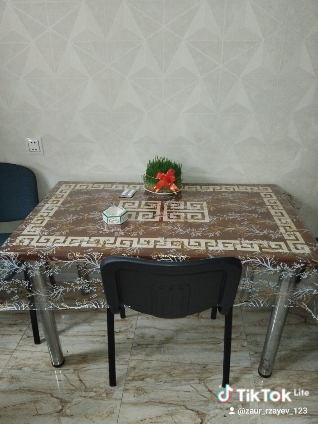 Şəhər mənzərəli, səliqəli təmirli mənzil. Mənzilin interyerində qonaq