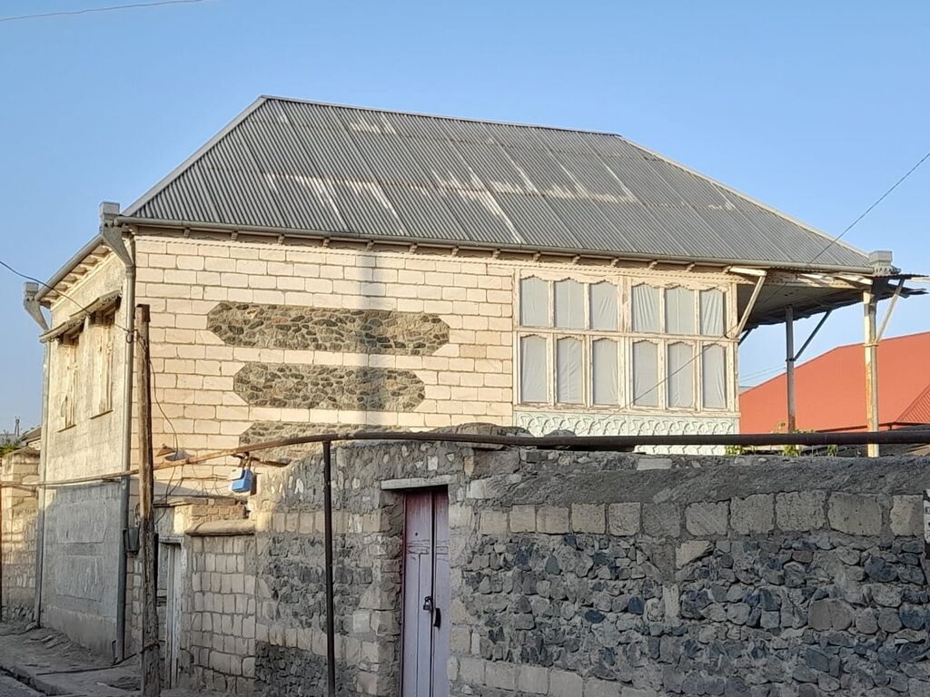 Satışa təqdim olunur: daş divarlı həyət evi - İki mərtəbəli, daşdan