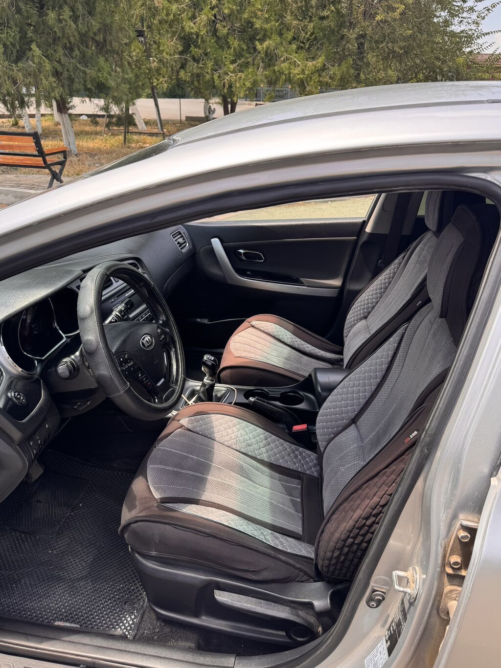 Kia Ceed: 2013 г., 1.6 л, Механика, Бензин, Хэтчбэк: фото 7