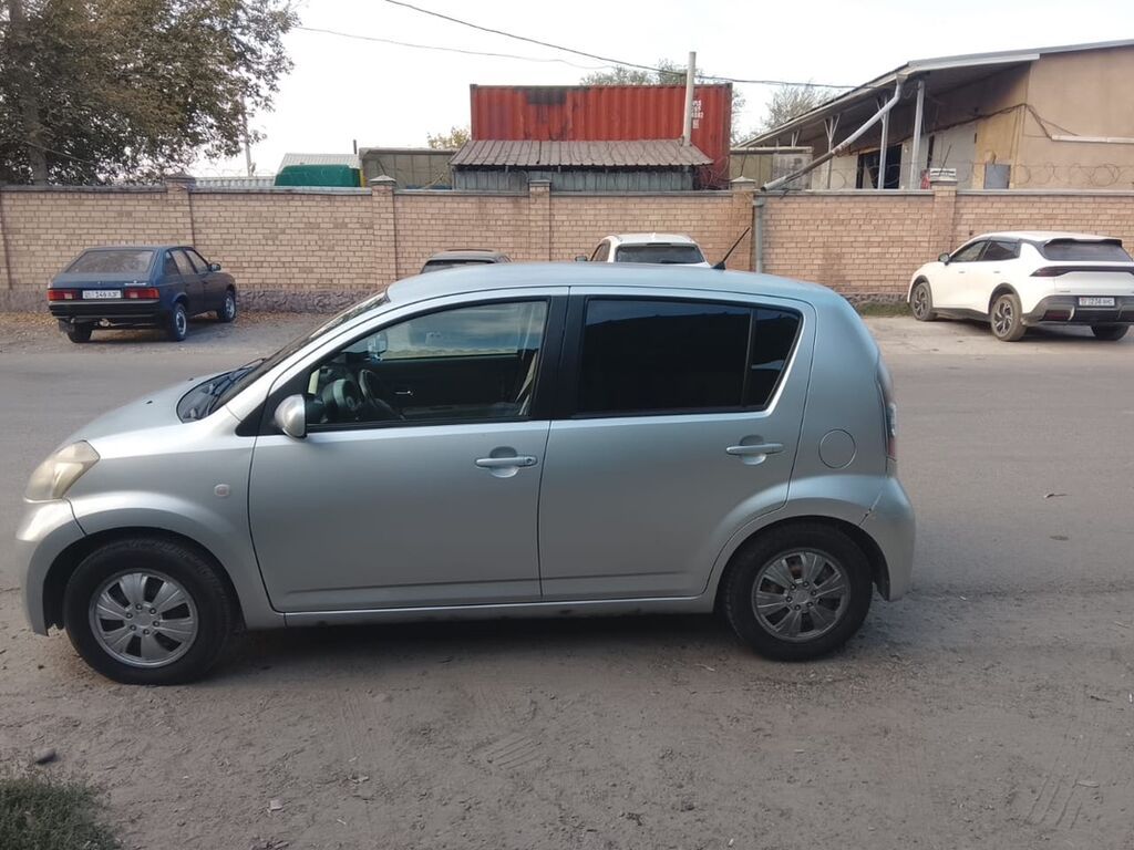 Daihatsu : 2009 г., 1.3 л, Механика, Бензин, Седан: фото 4