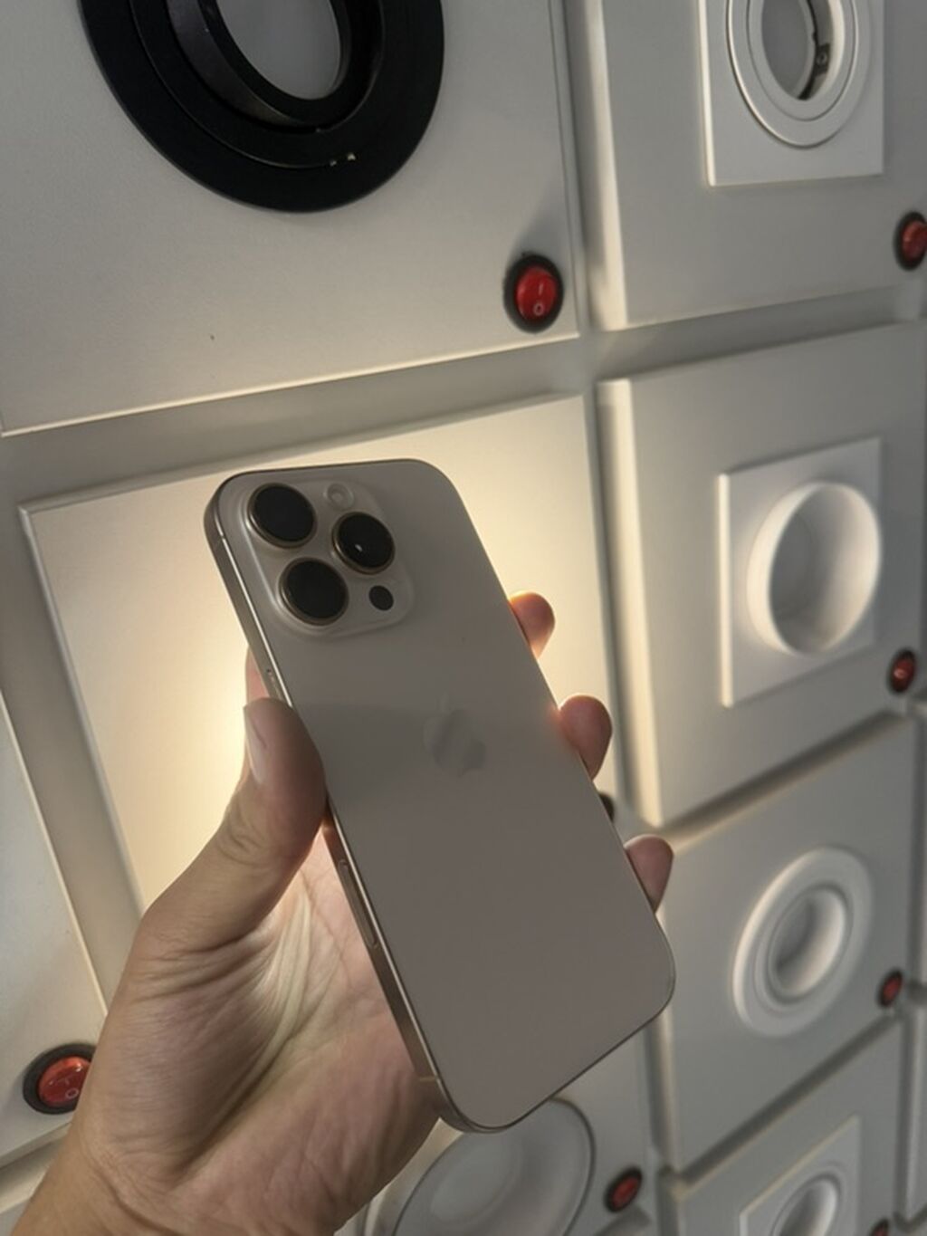 IPhone 16 Pro, Б/у, 256 ГБ, Desert Titanium, Зарядное устройство, Защитное стекло, Чехол, 88 %: фото 2