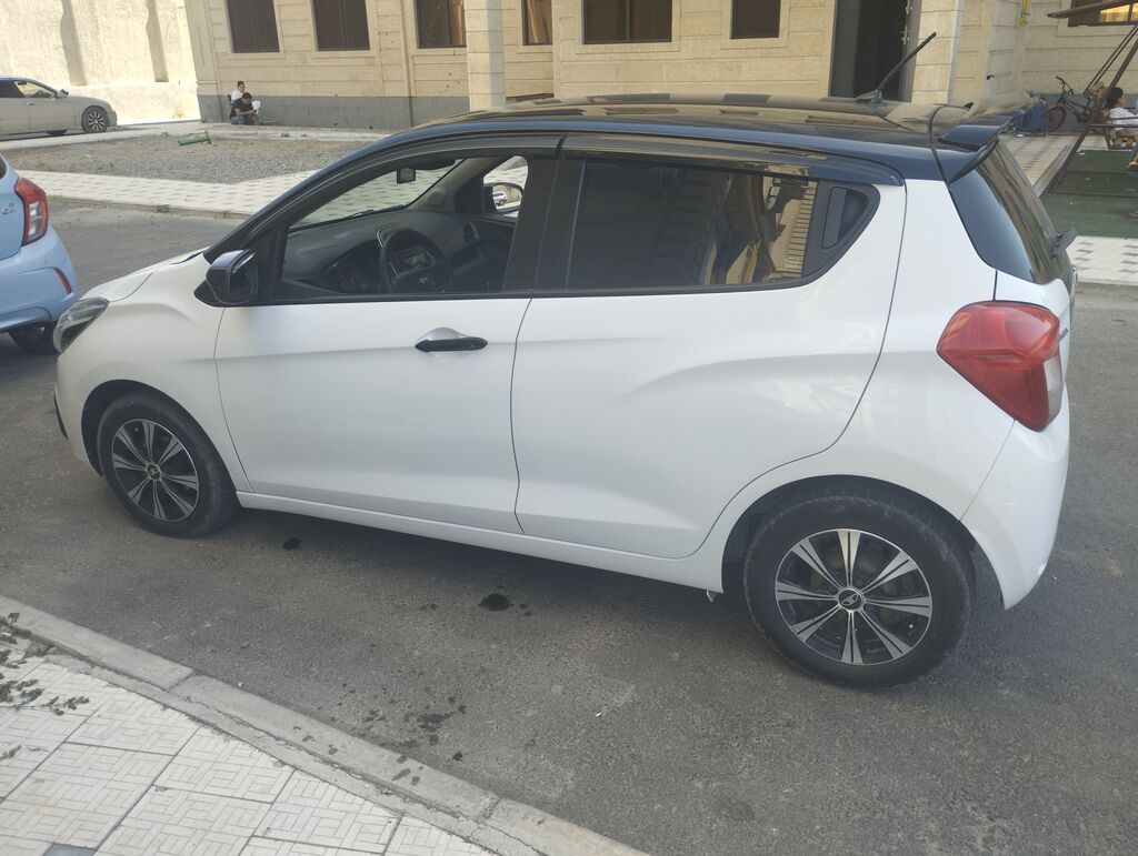 Chevrolet Spark: 2017 г., 1 л, Автомат, Бензин, Хэтчбэк: фото 3
