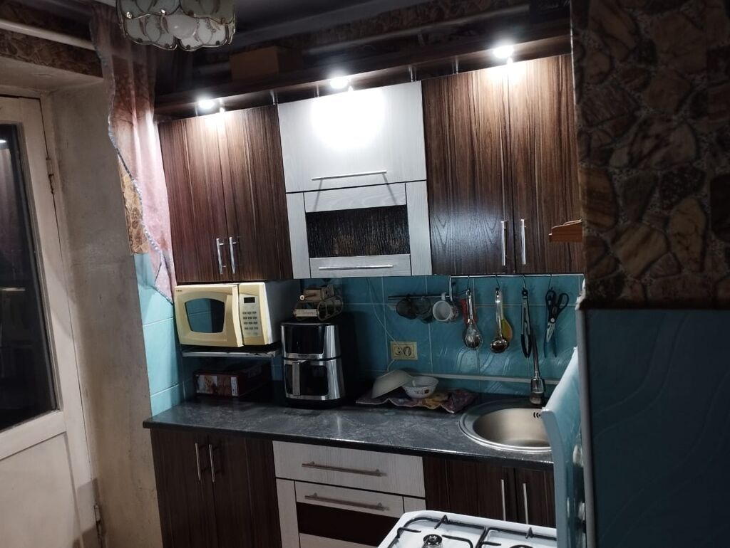 Продается кухонный гарнитур. Верх: 1.8*0.70*0.30 Низ: 1.0.70 Торг: фото 3