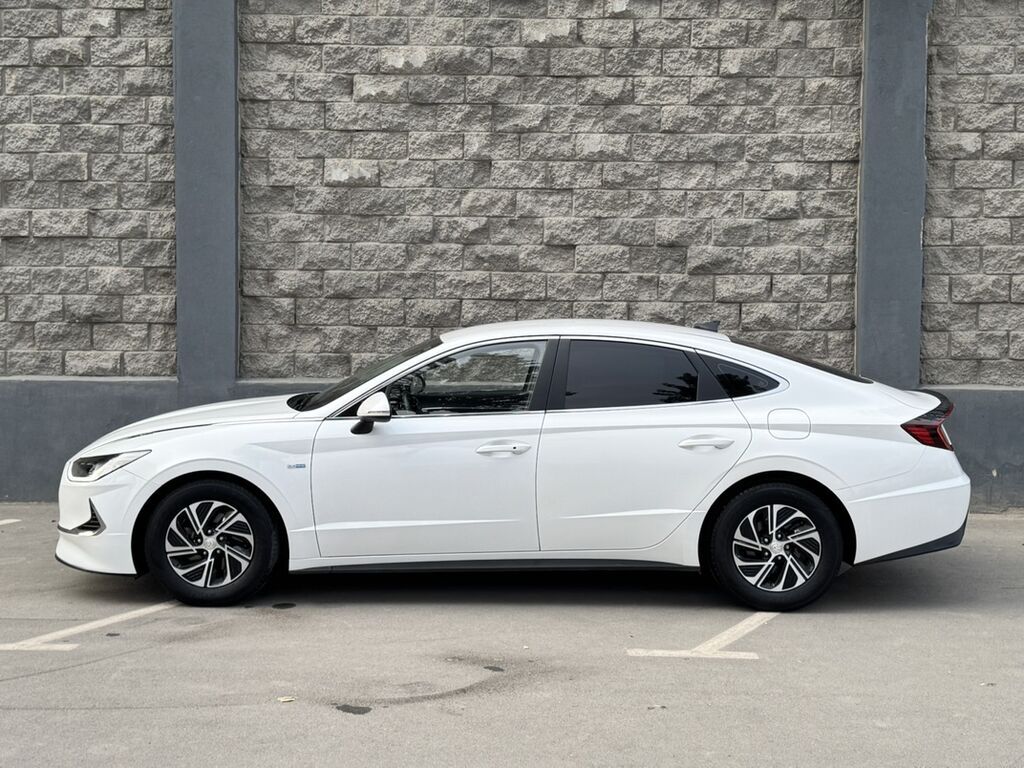 Hyundai Sonata: 2019 г., 2 л, Гибрид, Лифтбек: фото 2