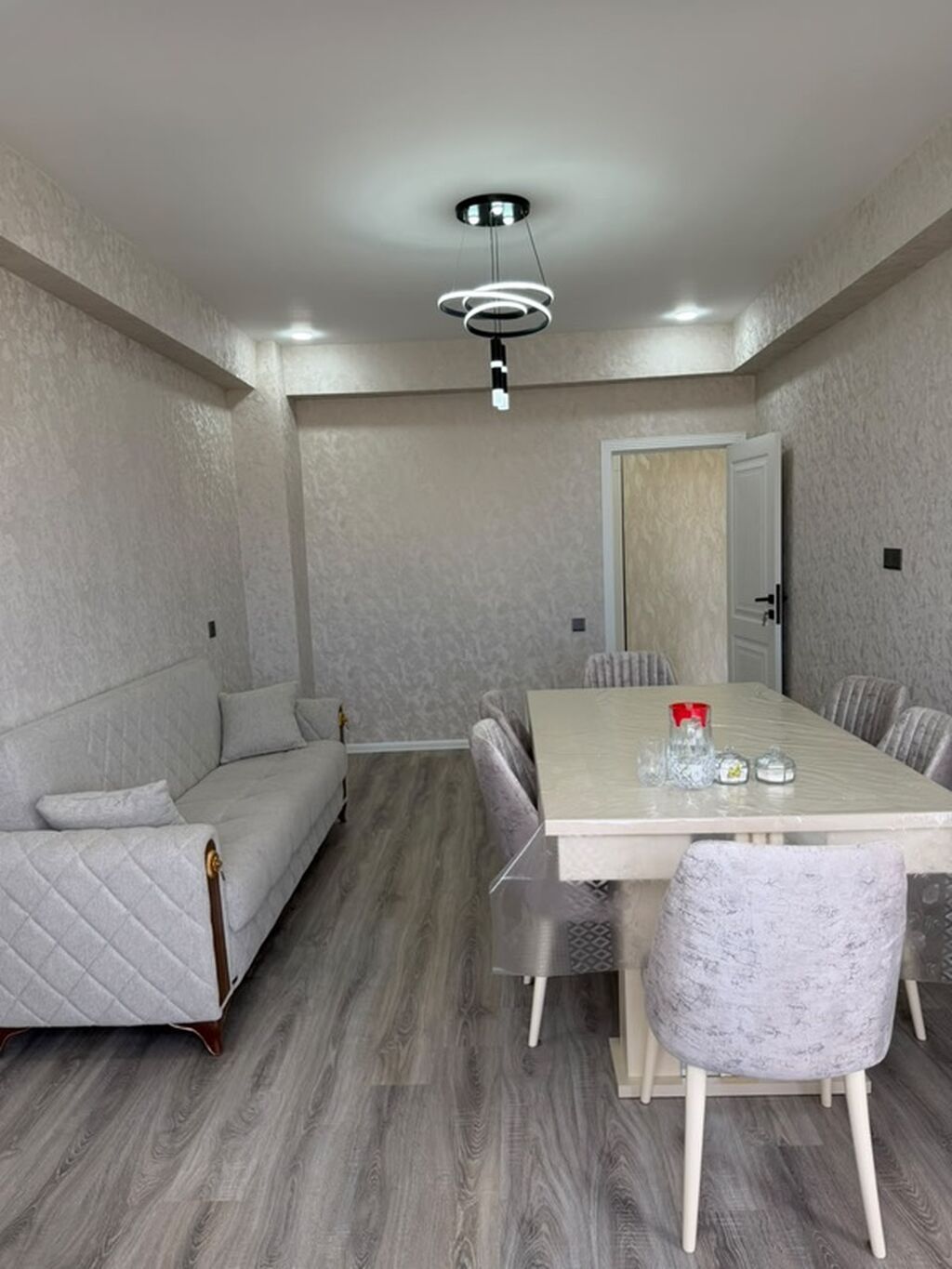 Mənzilin təsviri: - Zövqlə dizayn edilmiş, işıqlı və geniş zal