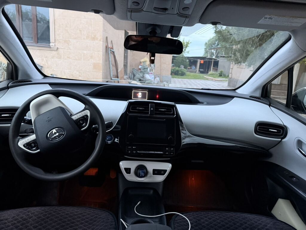 Toyota Prius: 2017 г., Гибрид, Хэтчбэк: фото 6
