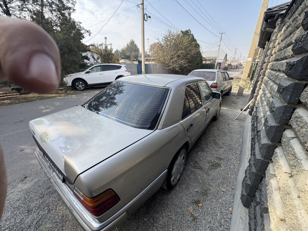Mercedes-Benz W124: 1992 г., 2.2 л, Механика, Бензин, Седан: фото 2