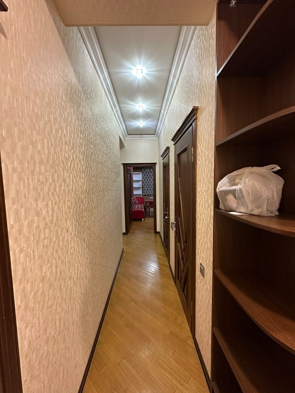 Klassik üslubda tam mebellənmiş 2 otaqlı mənzil (yataq otağı + mətbəx