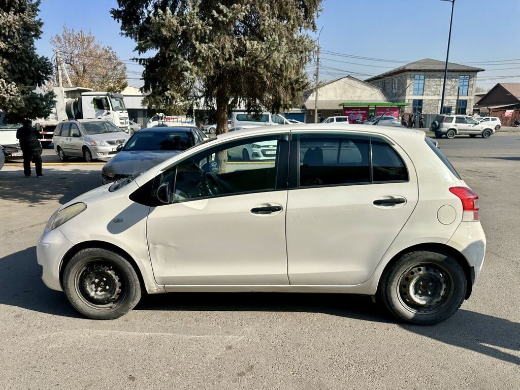 Toyota Yaris: 2014 г., Бензин, Хэтчбэк: фото 4