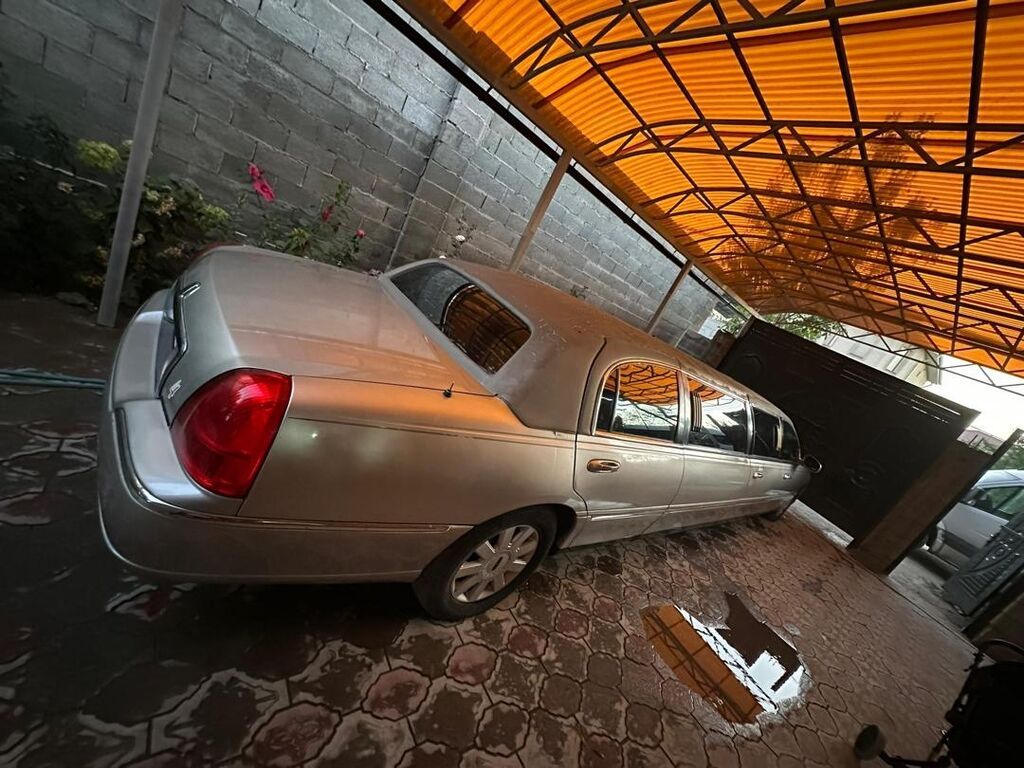 Лимузин Lincoln Town Car Stretch, серебристый цвет. Ключевые: фото 3