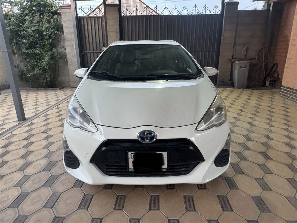Toyota Prius C: 2016 г., 1.5 л, Автомат, Гибрид, Хэтчбэк: фото 1