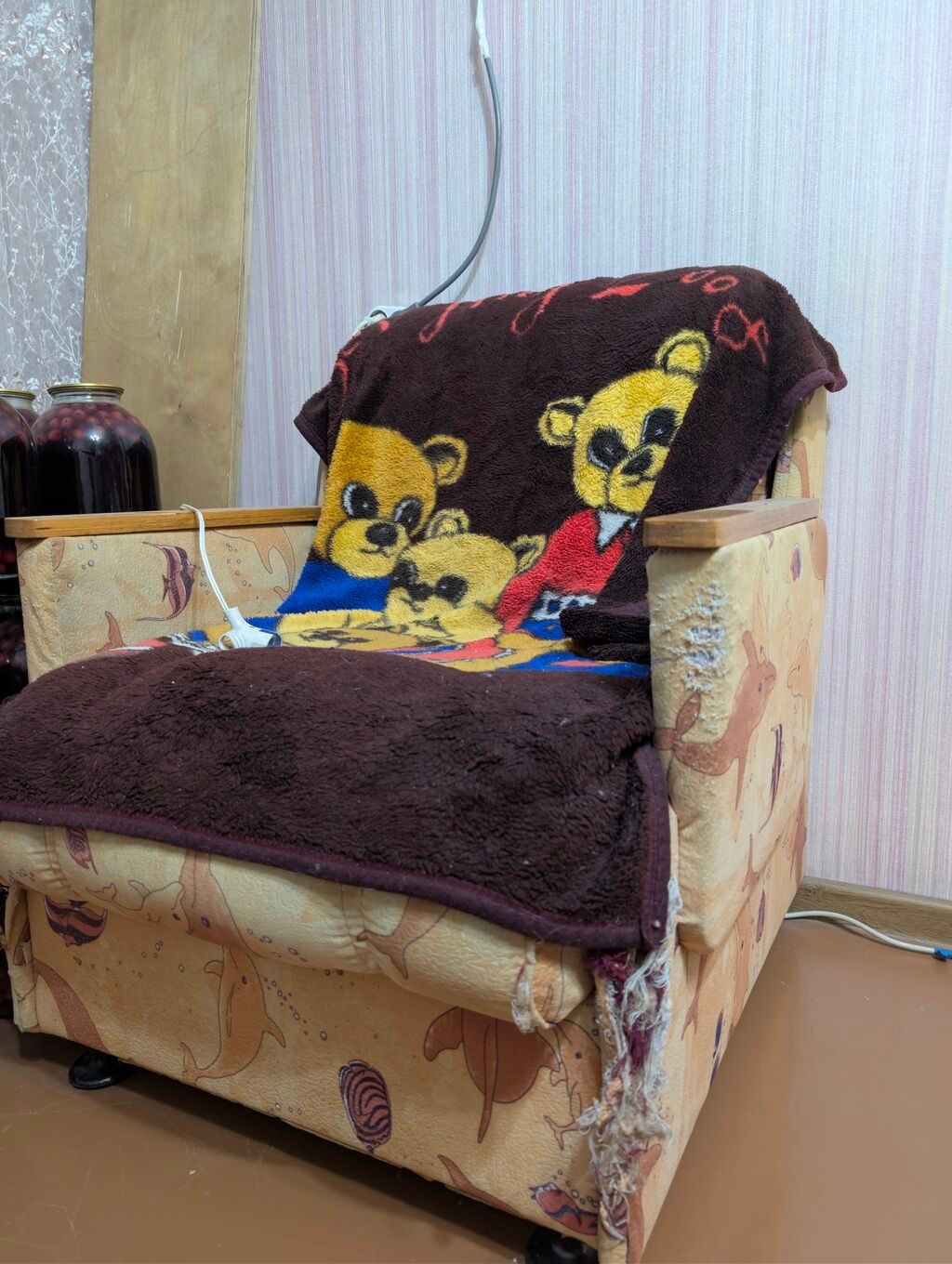 Кресло мягкое с высокой спинкой и широким сиденьем. Обивка — ткань с: фото 3