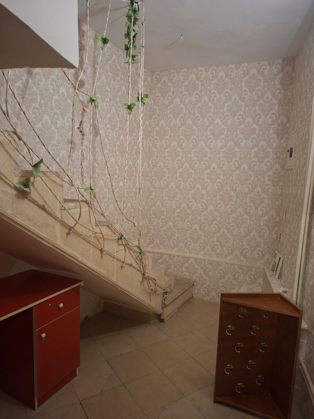 Kirayə verilir – klassik üslubda iki mərtəbəli, fasadı bəzəkli, geniş
