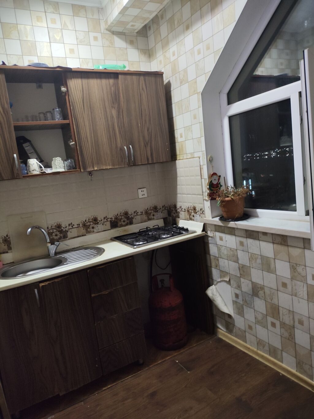 2 otaqlı mənzil – mətbəx və qonaq otağı mebellə - Plan: girişdən