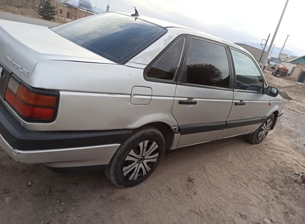 Volkswagen Passat: 1988 г., 1.8 л, Механика, Седан: фото 3
