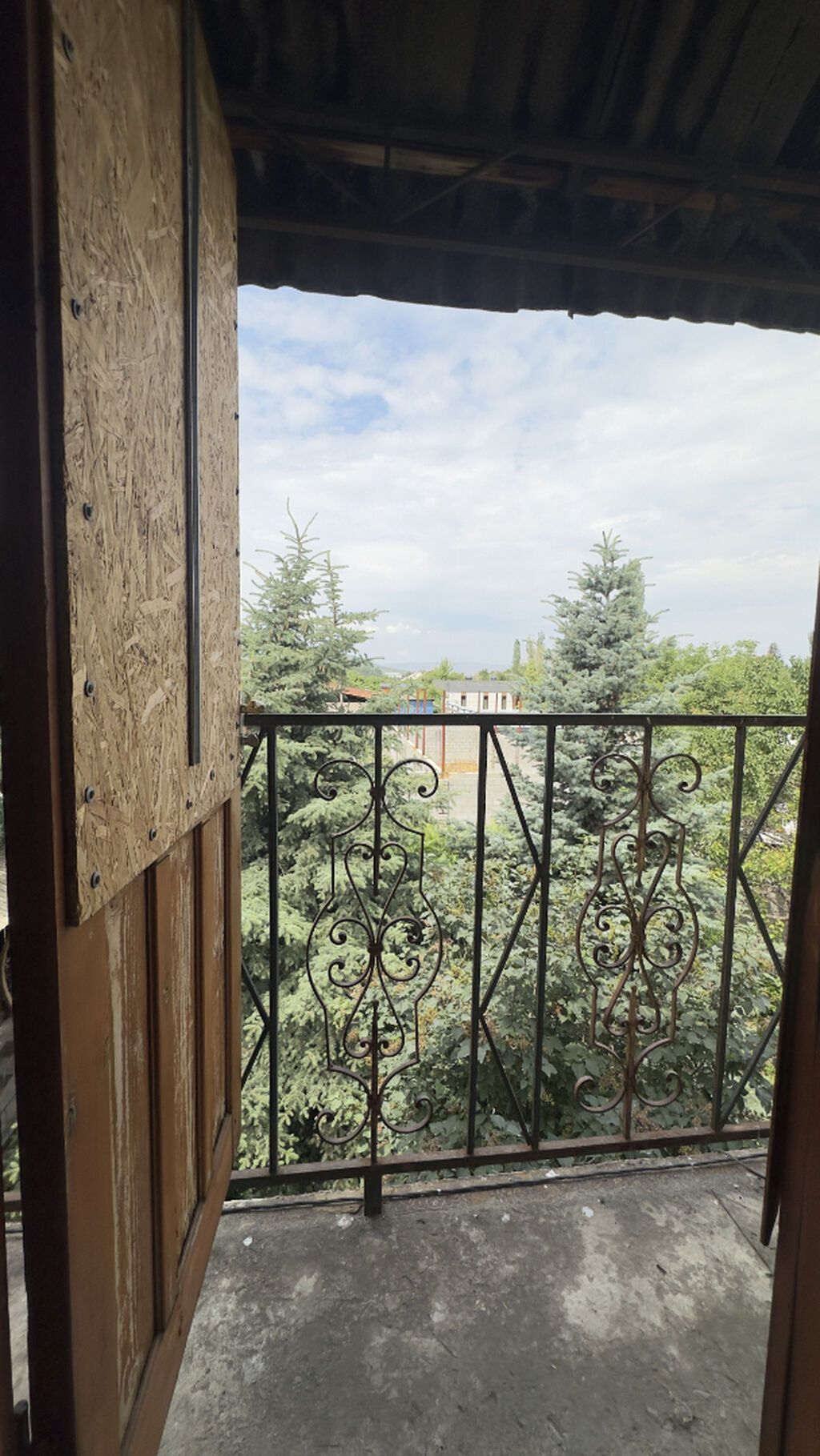 Просторный дом для жизни за городом, с видом на горы и зелёным двором: фото 6