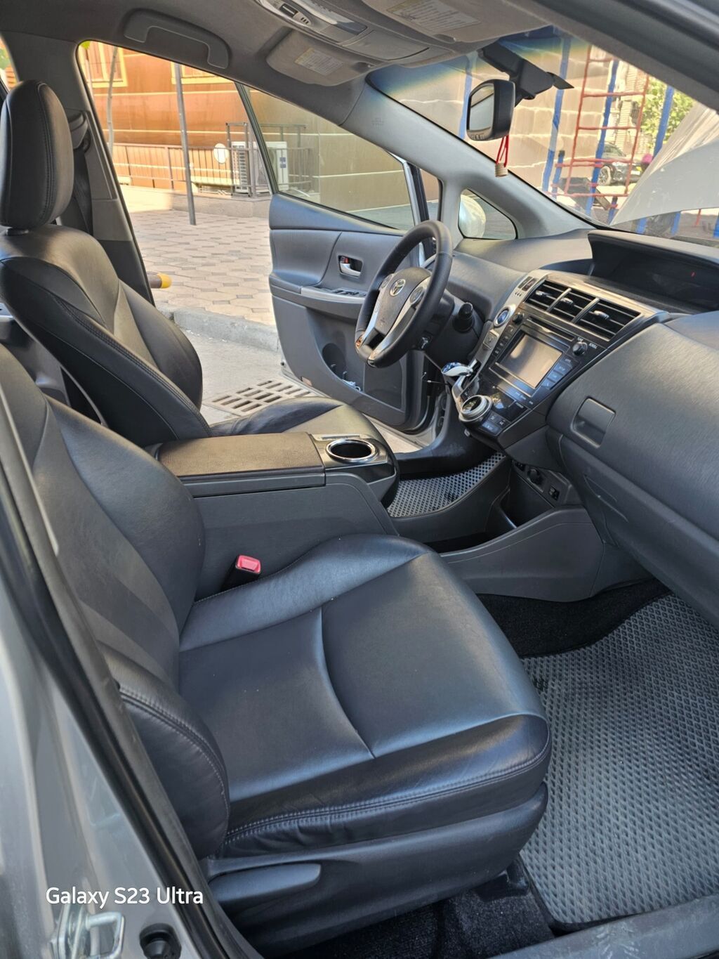 Toyota Prius V: 2013 г., 1.8 л, Автомат, Гибрид, Универсал: фото 4