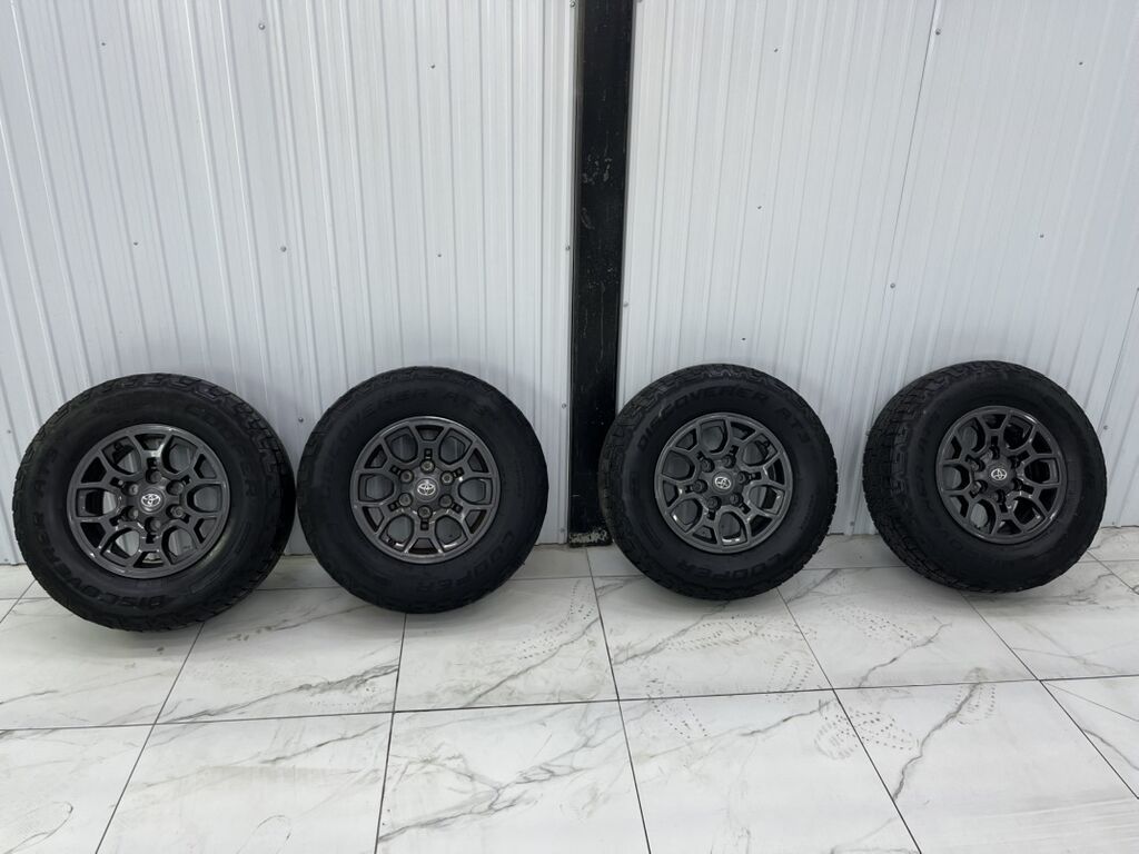 Комплект из 4 колес Toyota TRD с внедорожными шинами Cooper Discoverer: фото 2