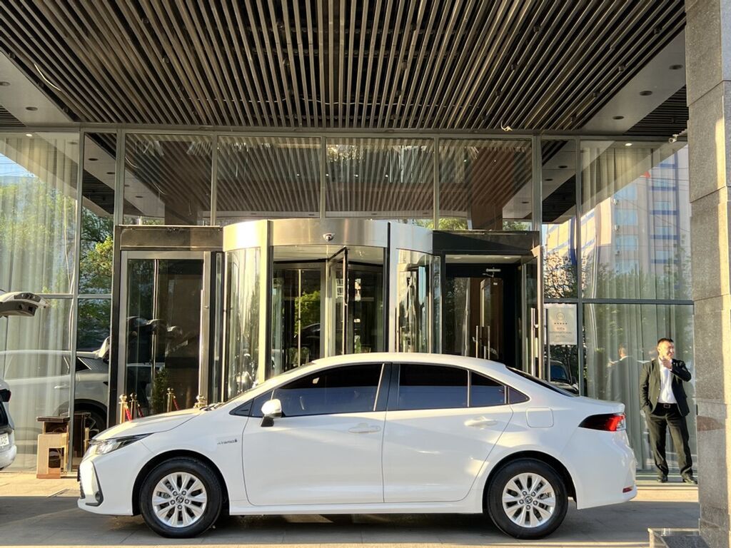 Toyota Corolla: 2019 г., 1.8 л, Вариатор, Гибрид, Седан: фото 3