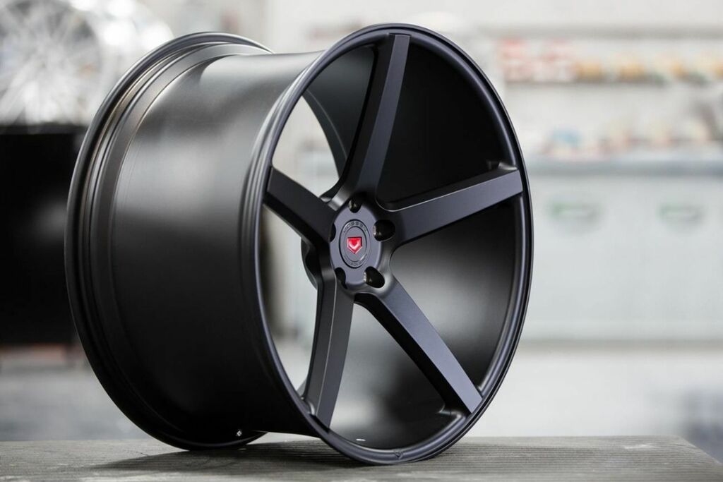 Какие диски. Vossen vps303 (cv3). Реплика Vossen vps303. Vossen 303 r22. Vossen r18 5x114.3.