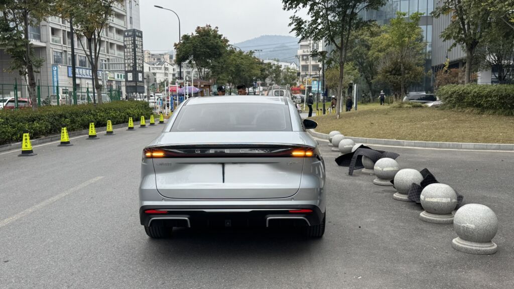 Geely : 2026 г., 1.5 л, Робот, Гибрид, Седан: фото 6