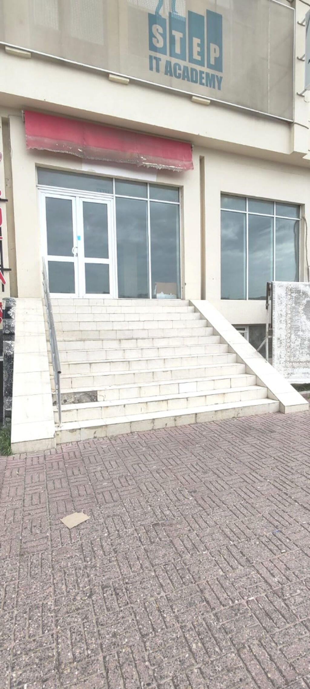 Obyekt əsas yolun üstündə yerləşir və yüksək gediş-gəlişli (intensiv)