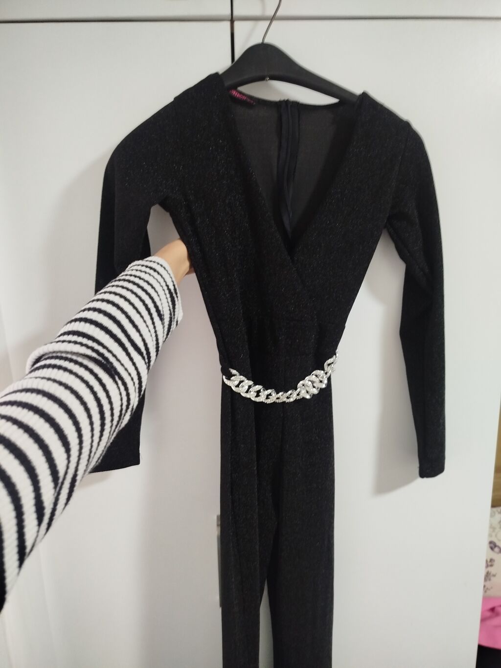 Kombinezoni: Crni elegantni kombinezon + svetloplave farmerke sa širokim nogavicama