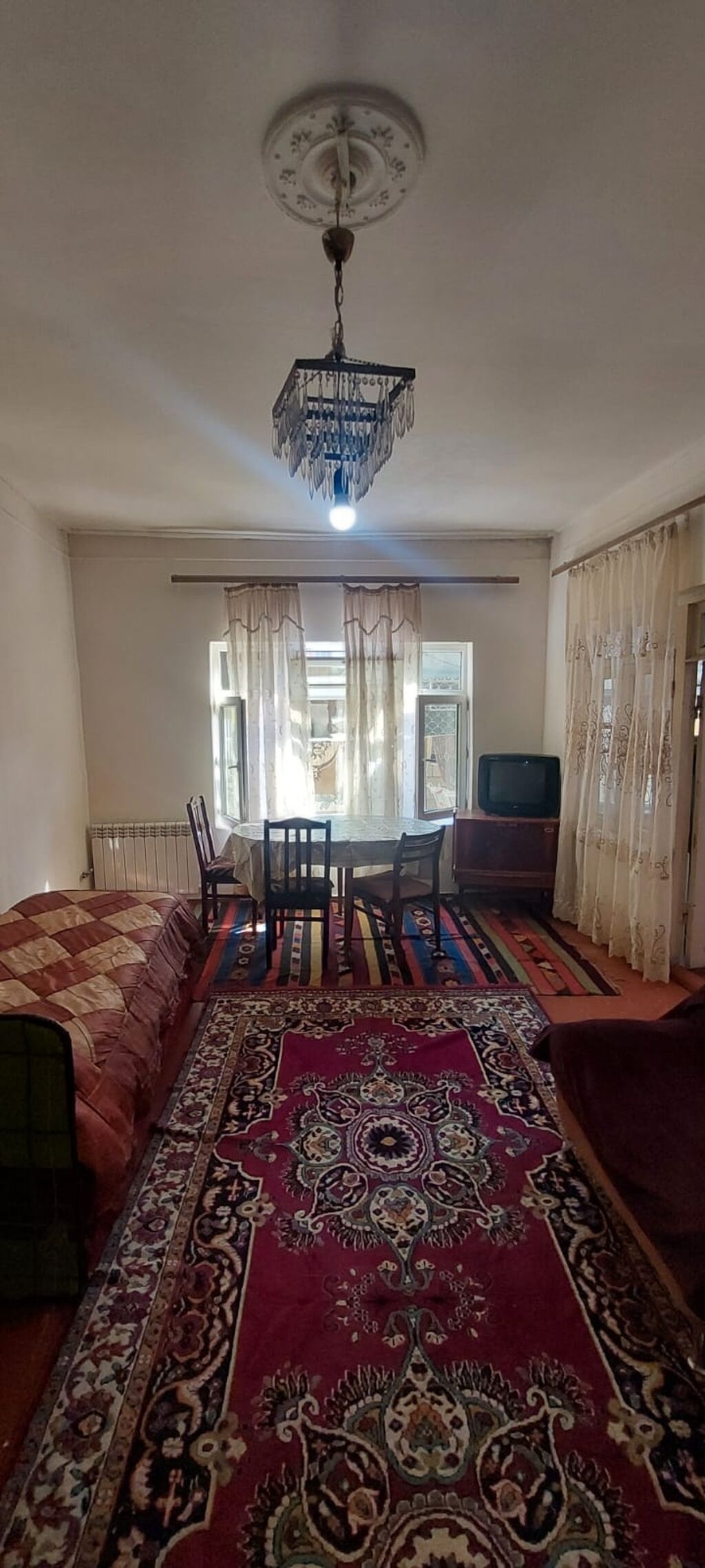 Tam təhlükəsiz həyətdi,kamera sistemi ilə təchiz olunub.Kommunal