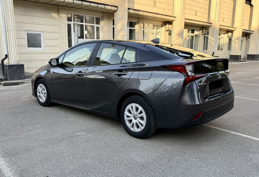Toyota Prius: 2019 г., 1.8 л, Вариатор, Гибрид, Лифтбек — фото 3