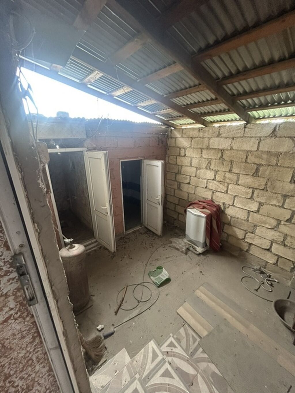 Satılır: kənd mühitində həyət evi və geniş torpaq sahəsi - Tikinti