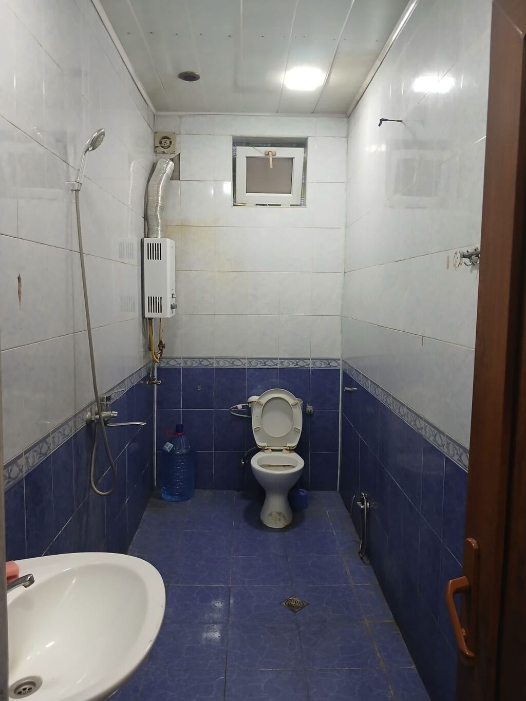 Kirayə verilir: işıqlı, geniş otaqları olan mənzil - Plan: 2 ayrı