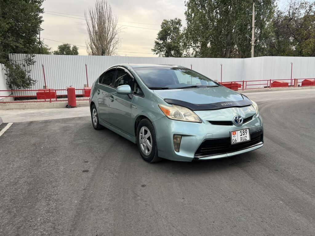 Toyota Prius: 2013 г., 1.8 л, Автомат, Гибрид, Лифтбек: фото 2