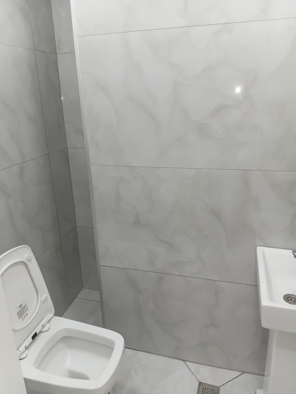 Ev sarayda yerləşir. Mənzildə konditsaner, kombi sistemi, otaqlarda