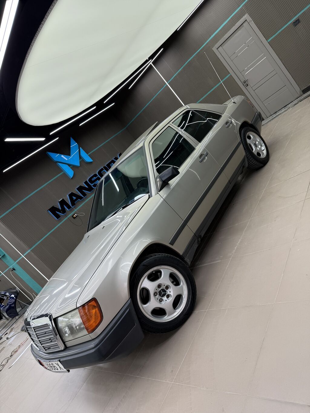 Mercedes-Benz W124: 1988 г., 2.3 л, Механика, Бензин, Седан: фото 3