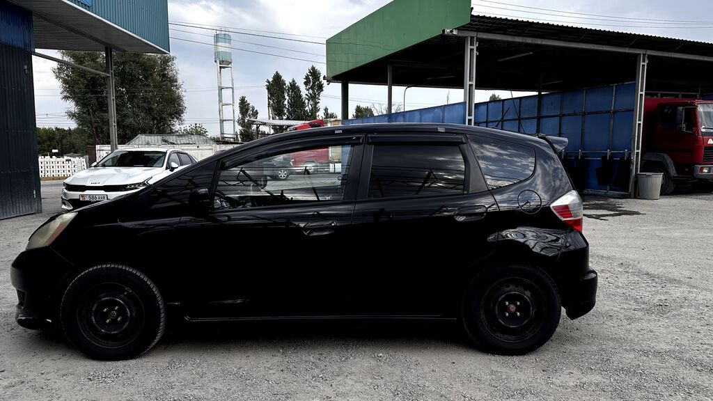 Honda Fit: 2011 г., 1.5 л, Автомат, Бензин, Хэтчбэк: фото 2