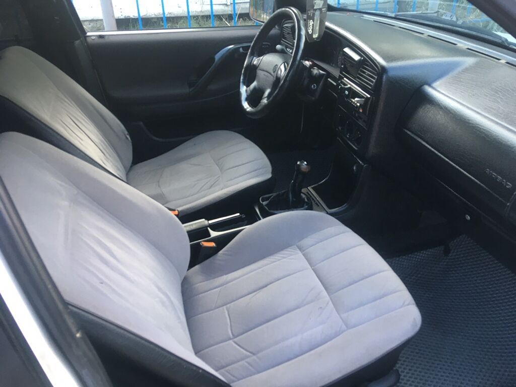Volkswagen Passat: 1995 г., 2 л, Механика, Газ, Седан: фото 2
