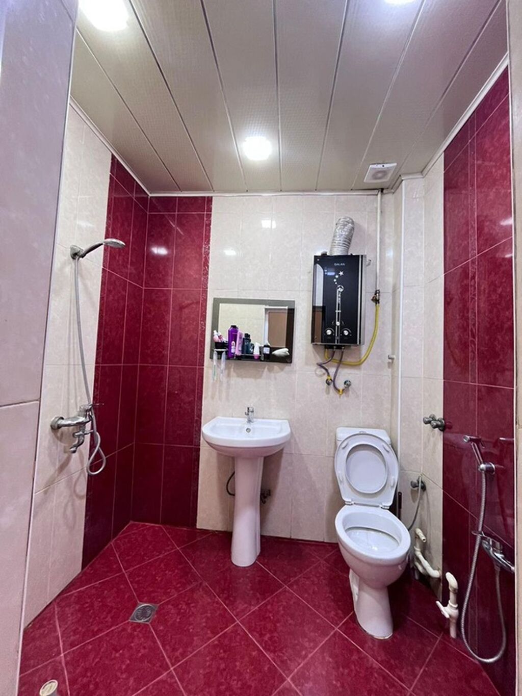 🏠Mənzil çox əlverişli ərazidə yerləşir. Yaşayış üçün olduqca rahatdır